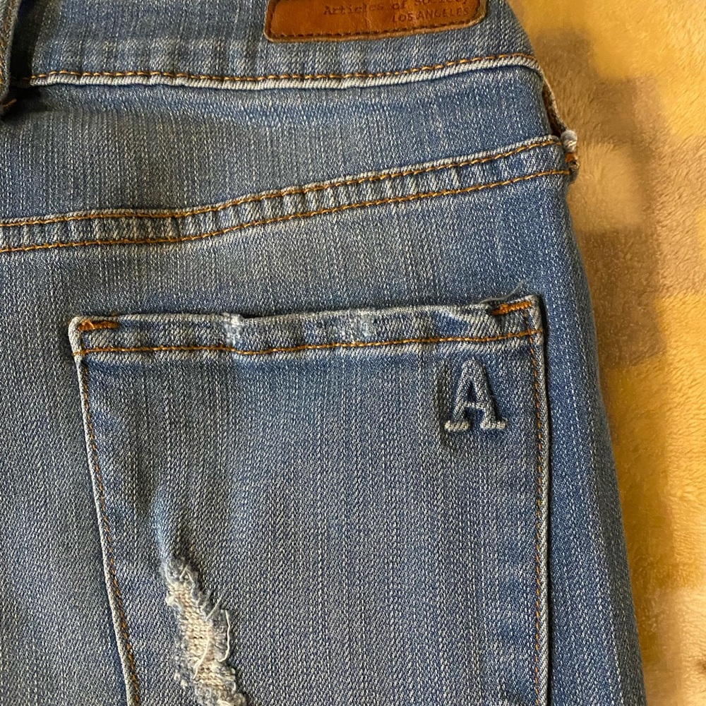 Distressed jeans - Picture 2 of 4
